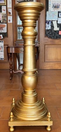 grande colonna in legno dorato