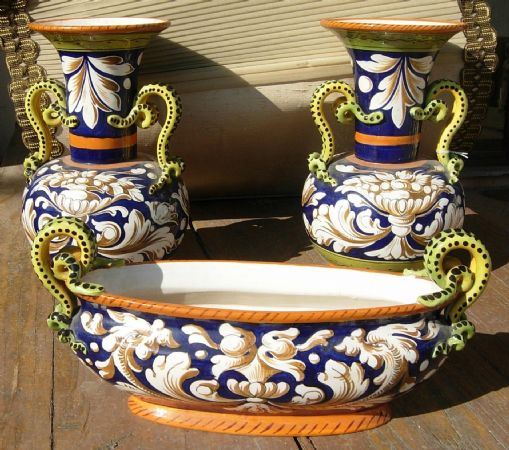 Tres objetos de cerámica