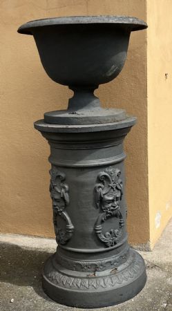 grande coppia di colonne in ghisa con vaso ovale
