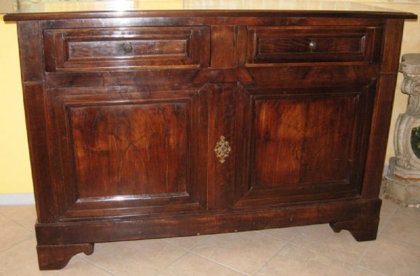 großes Nussbaum Sideboard
    