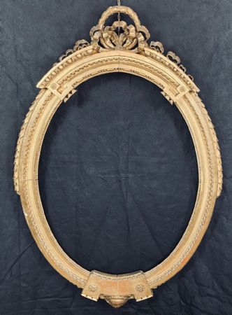 Oval carved frame in pure gold, Directoire period