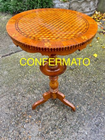 Mesa de centro piemontesa com incrustações, rara.