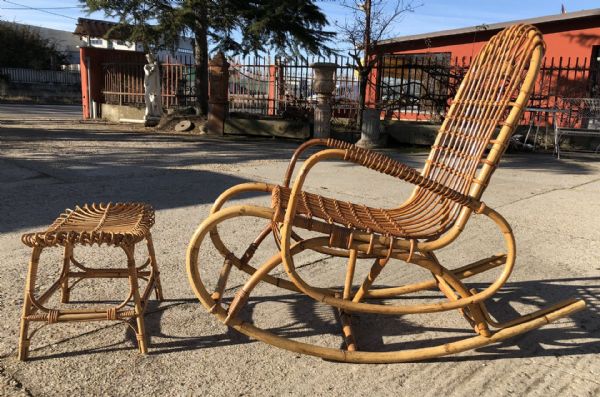 fauteuil à bascule en osier, avec repose-pieds
    