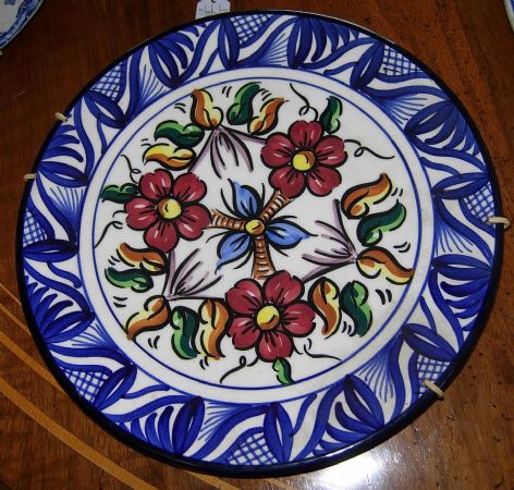 piatto con fiori policromi