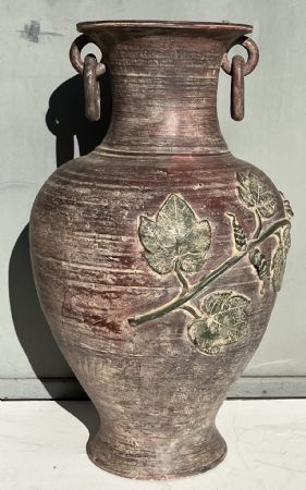 anfora in terraccotta con figure di vite