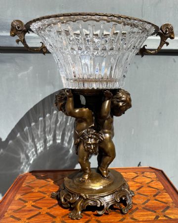 Elevated stand with Bohemian crystal vase, supported by putti