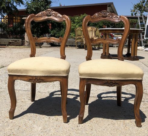 deux chaises en noyer des années 1800
    