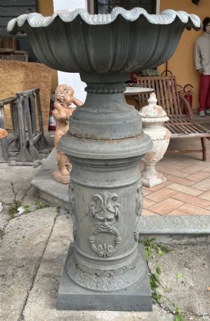 grande coppia di colonne in ghisa, con vaso lobato