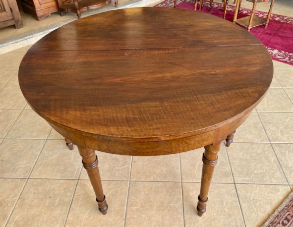 Large extendable round table in walnut, Directory period, late 1700s, early 1800s