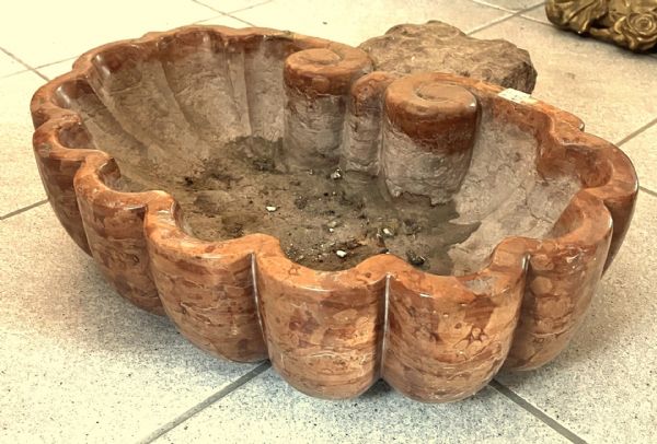 acquasantiera in marmo rosso di Verona
