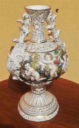 vase with cherubs, Capodimonte
    