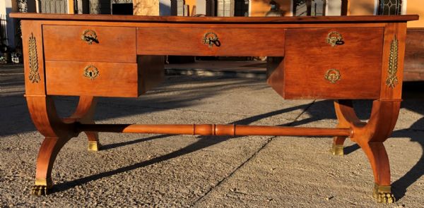 Großer Schreibtisch mit Ausziehplatten