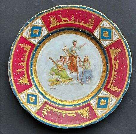 plato pintado con figuras mitologicas
    