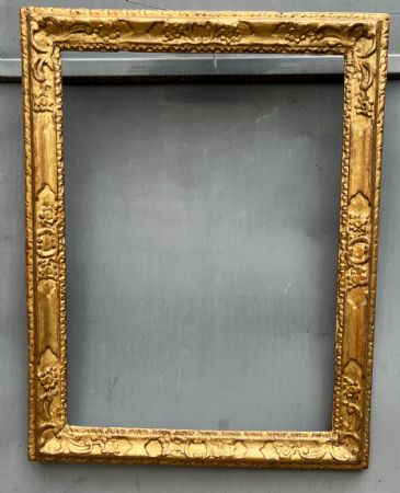 Sculpted and gilded frame from the 18th century