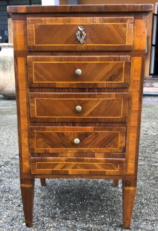 Kleine, furnierte und intarsierte Kommode