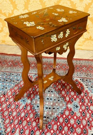 Table de maquillage en laque de chinoiserie du XIXème siècle
    