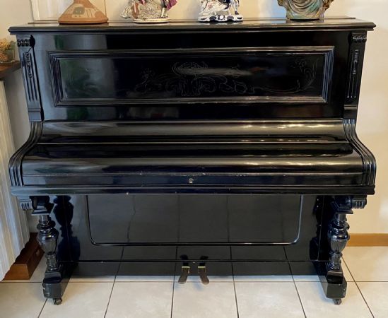 Piano droit du début du XXe siècle avec cadre en fonte