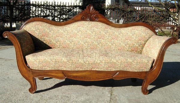 Sofa with a crest