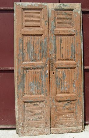 Porte antiche, a pannelli lavorati a graticcio.