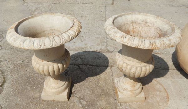 Paire de vases en fonte