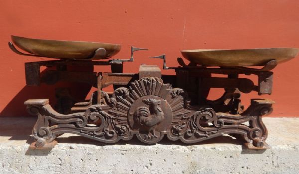 Cast iron scale, for centerpiece