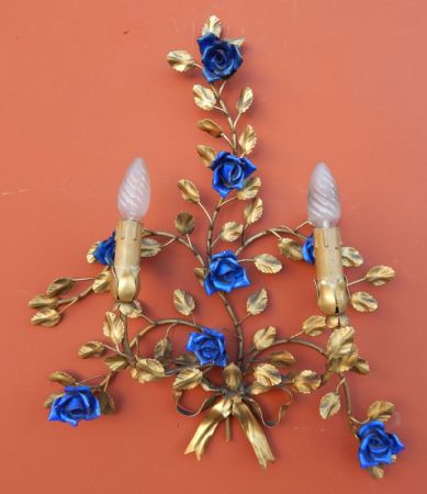 Paire d'appliques en laiton repoussé et doré, avec des petites roses bleues