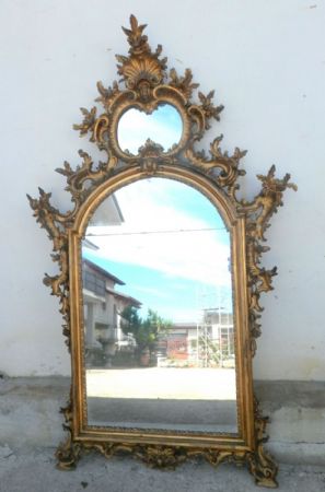 dressing table with mirror to the cornice