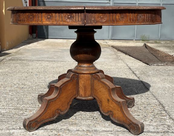 Space-saving extendable table