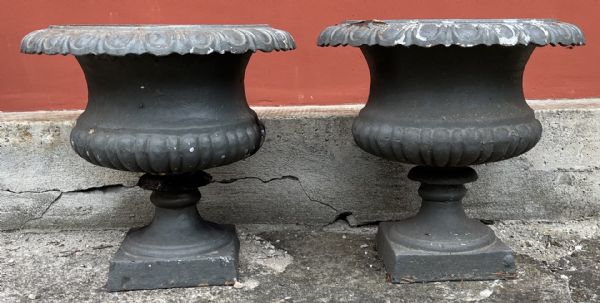 coppia di vasi in ghisa 
