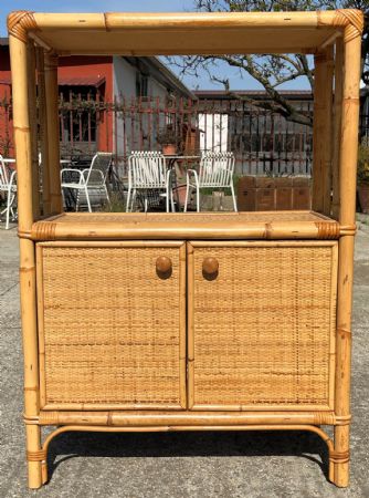 armoire en bambou et osier
    