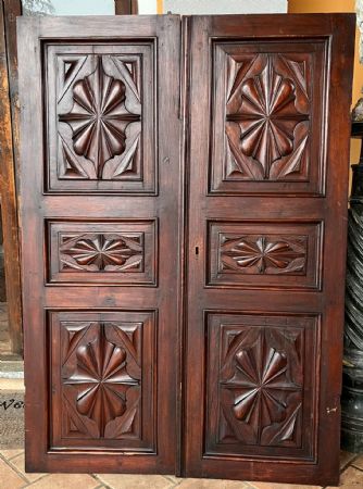 par de portas do século XVIII
    