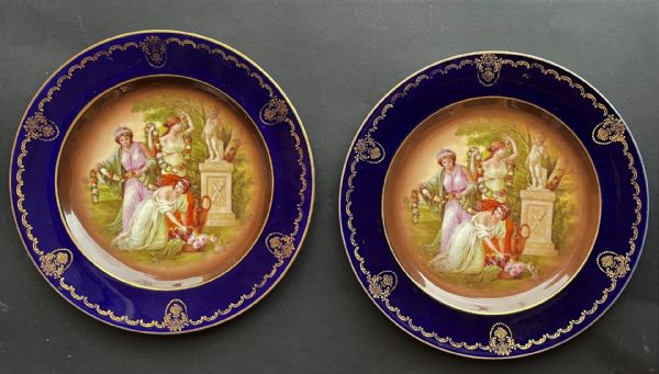 par de pratos pintados, com figuras mitológicas
    