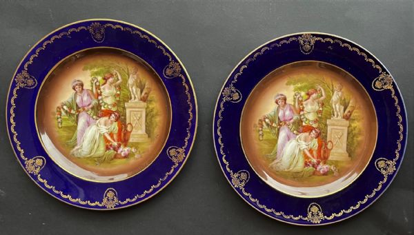 pareja de platos pintados, con figuras mitologicas
    