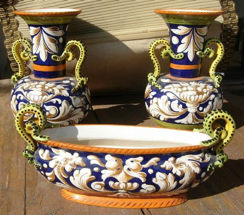 Tres objetos de cerámica