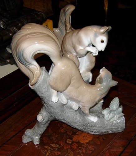 Gran grupo cerámico NAO de Lladro, ardillas enamoradas