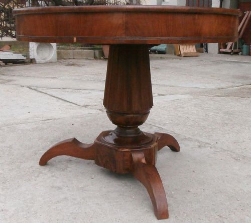 Mesa de taracea con base central