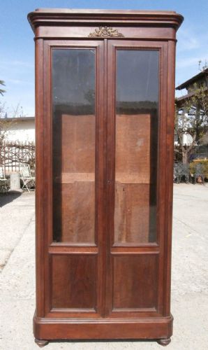 vetrina a due ante di rare dimensioni, in legno di noce
