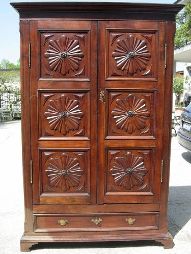 armoire sculptée