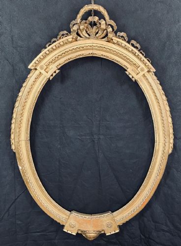 Oval carved frame in pure gold, Directoire period