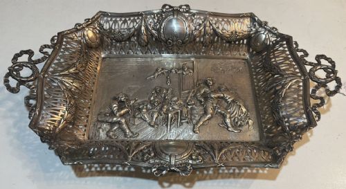 800 centre de table en argent avec personnages flamands de la période Directoire
    