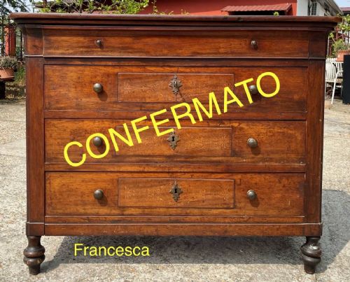 cassettone in legno di noce, con intarsi sul fronte