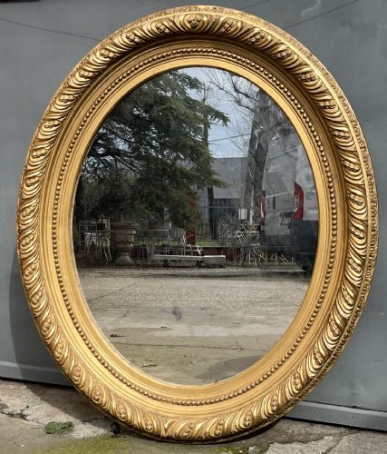 Großer goldfarbener ovaler Spiegel