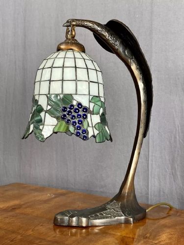 lampada  in stile Tiffany, con aquila all'apice