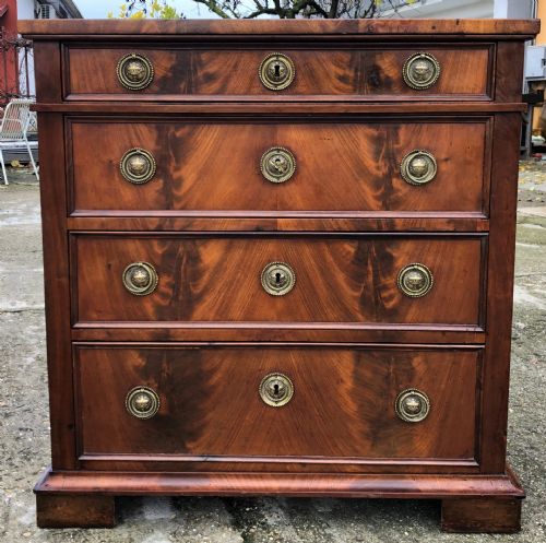 Small mahogany chest of drawers