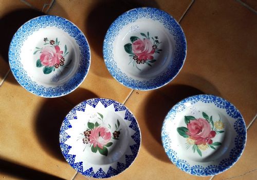Groupe de quatre assiettes peintes