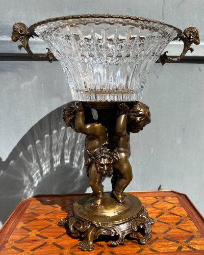 Etagere mit Böhmischer Kristallschale, getragen von Putten