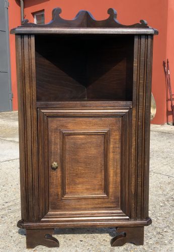 Pequeño mueble esquinero de 11960.
    