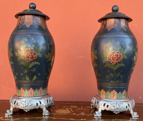 coppia di rari vasi francesi, in legno dipinto