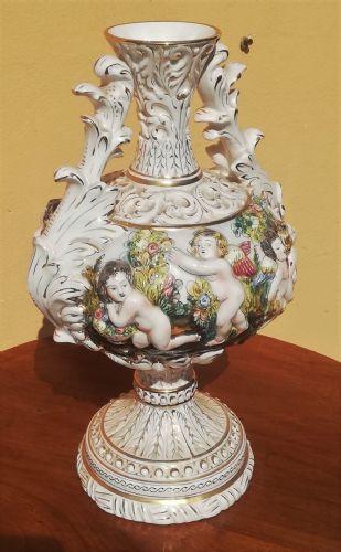 Vase avec angelots, Capodimonte
