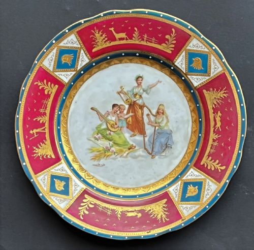 тарелка с мифологическими фигурами
    